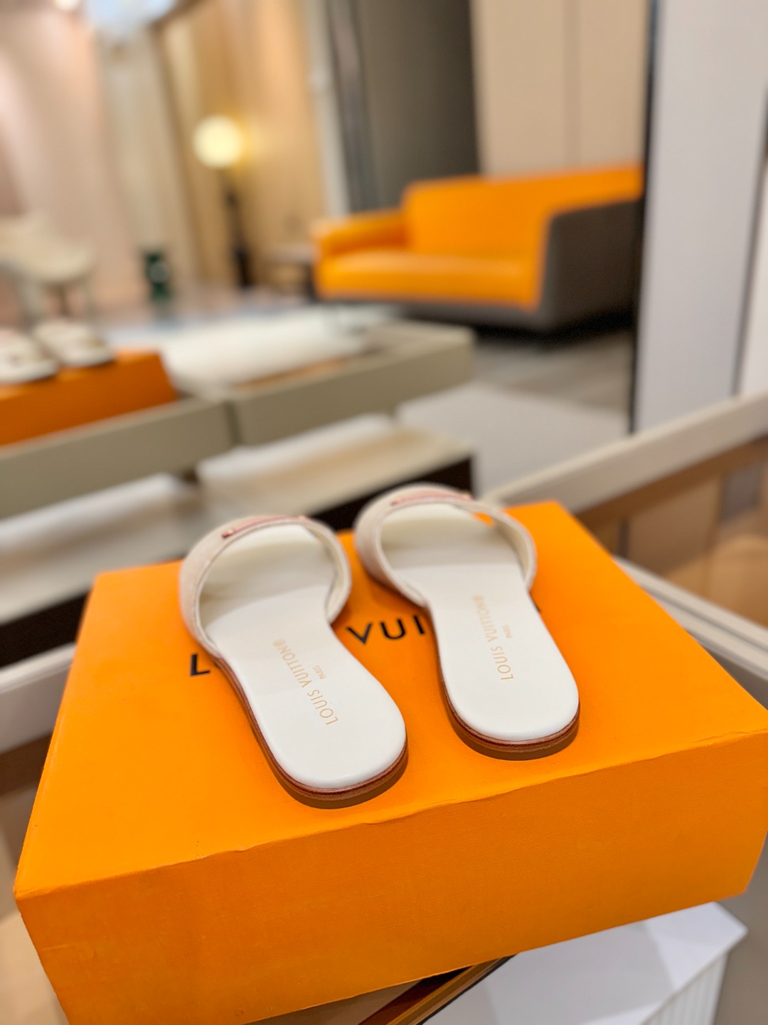 路易威登 𝑳𝒐𝒖𝒊𝒔 𝑽𝒖𝒊𝒕𝒕𝒐𝒏本款 LV Isola 平底凉拖采用柔软牛皮革，令宽幅鞋面呈现 LV