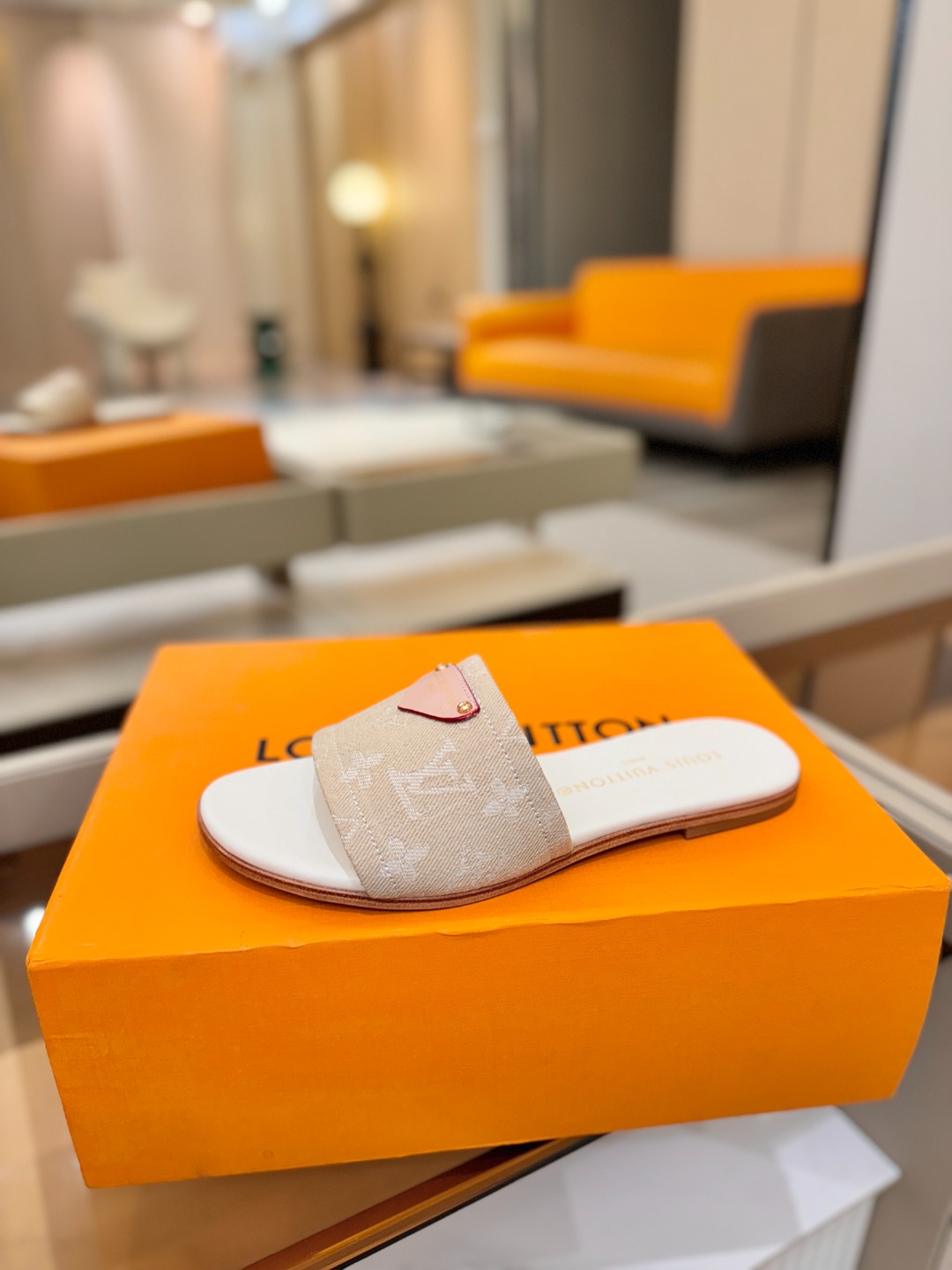路易威登 𝑳𝒐𝒖𝒊𝒔 𝑽𝒖𝒊𝒕𝒕𝒐𝒏本款 LV Isola 平底凉拖采用柔软牛皮革，令宽幅鞋面呈现 LV
