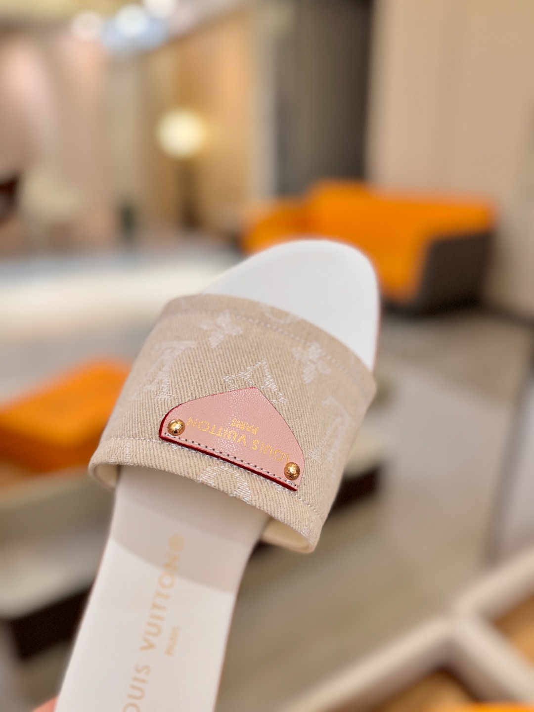 路易威登 𝑳𝒐𝒖𝒊𝒔 𝑽𝒖𝒊𝒕𝒕𝒐𝒏本款 LV Isola 平底凉拖采用柔软牛皮革，令宽幅鞋面呈现 LV