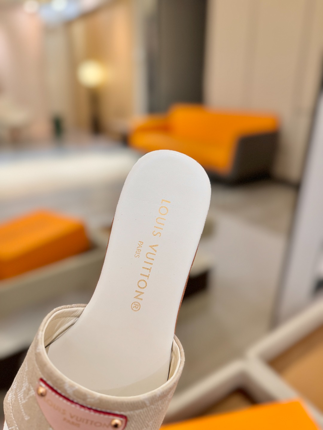 路易威登 𝑳𝒐𝒖𝒊𝒔 𝑽𝒖𝒊𝒕𝒕𝒐𝒏本款 LV Isola 平底凉拖采用柔软牛皮革，令宽幅鞋面呈现 LV