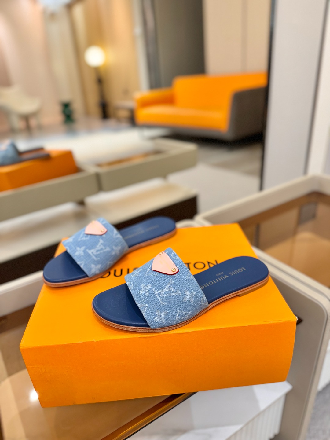 路易威登 𝑳𝒐𝒖𝒊𝒔 𝑽𝒖𝒊𝒕𝒕𝒐𝒏本款 LV Isola 平底凉拖采用柔软牛皮革，令宽幅鞋面呈现 LV