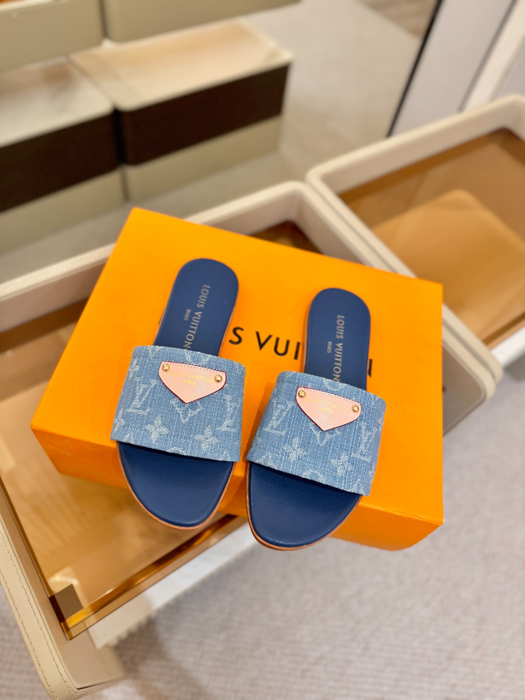 路易威登 𝑳𝒐𝒖𝒊𝒔 𝑽𝒖𝒊𝒕𝒕𝒐𝒏本款 LV Isola 平底凉拖采用柔软牛皮革，令宽幅鞋面呈现 LV