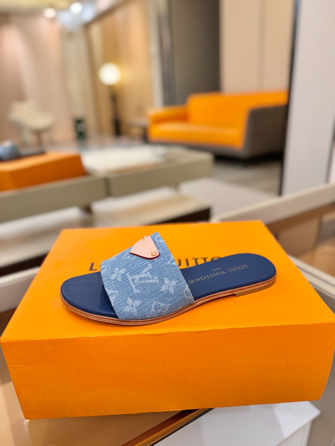 路易威登 𝑳𝒐𝒖𝒊𝒔 𝑽𝒖𝒊𝒕𝒕𝒐𝒏本款 LV Isola 平底凉拖采用柔软牛皮革，令宽幅鞋面呈现 LV