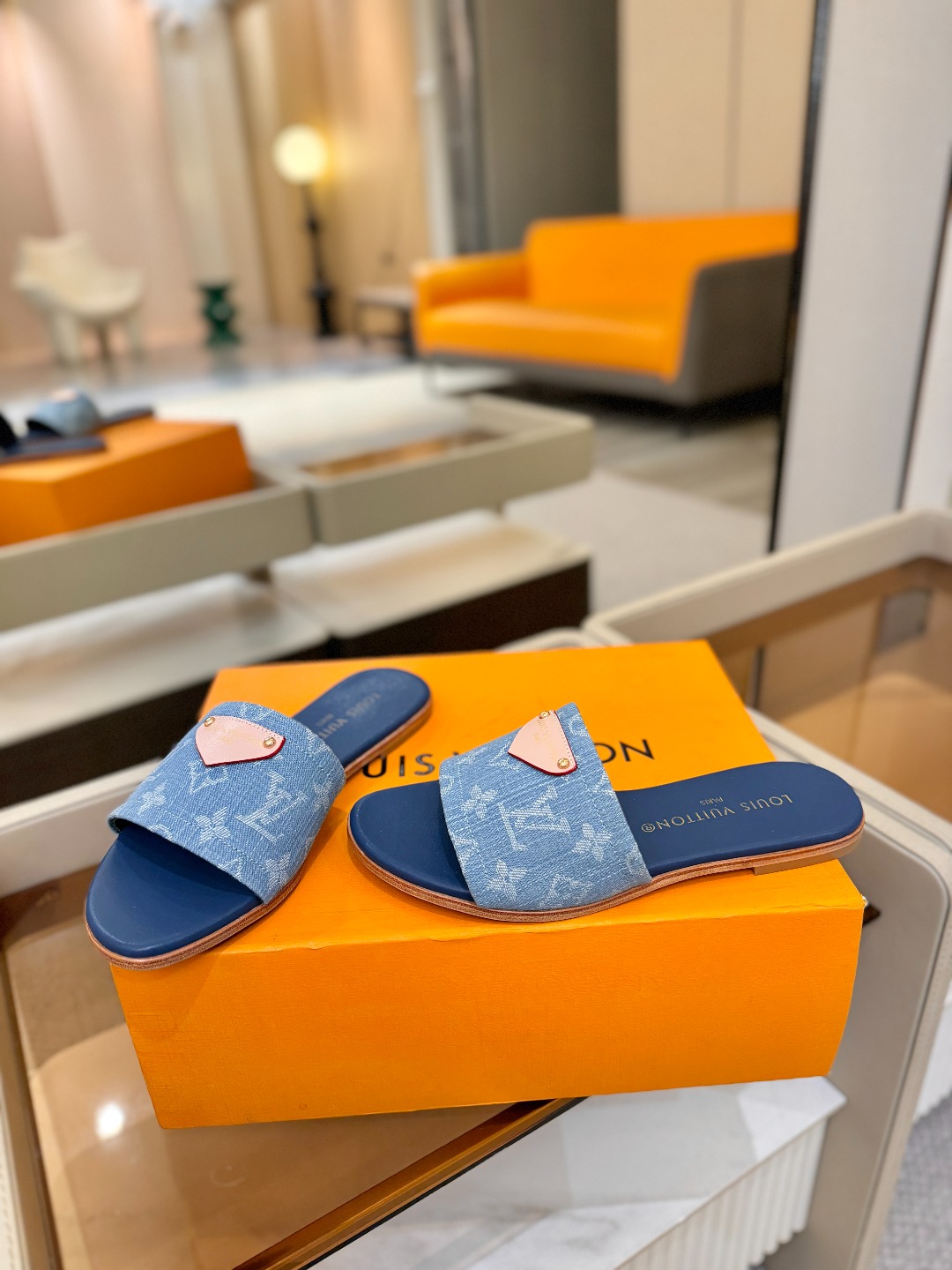 路易威登 𝑳𝒐𝒖𝒊𝒔 𝑽𝒖𝒊𝒕𝒕𝒐𝒏本款 LV Isola 平底凉拖采用柔软牛皮革，令宽幅鞋面呈现 LV