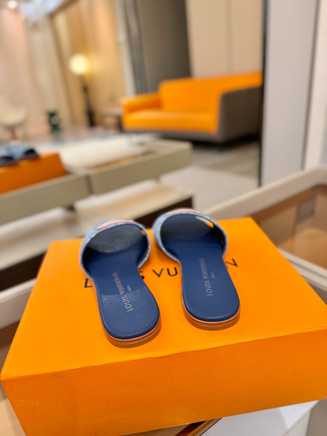 路易威登 𝑳𝒐𝒖𝒊𝒔 𝑽𝒖𝒊𝒕𝒕𝒐𝒏本款 LV Isola 平底凉拖采用柔软牛皮革，令宽幅鞋面呈现 LV