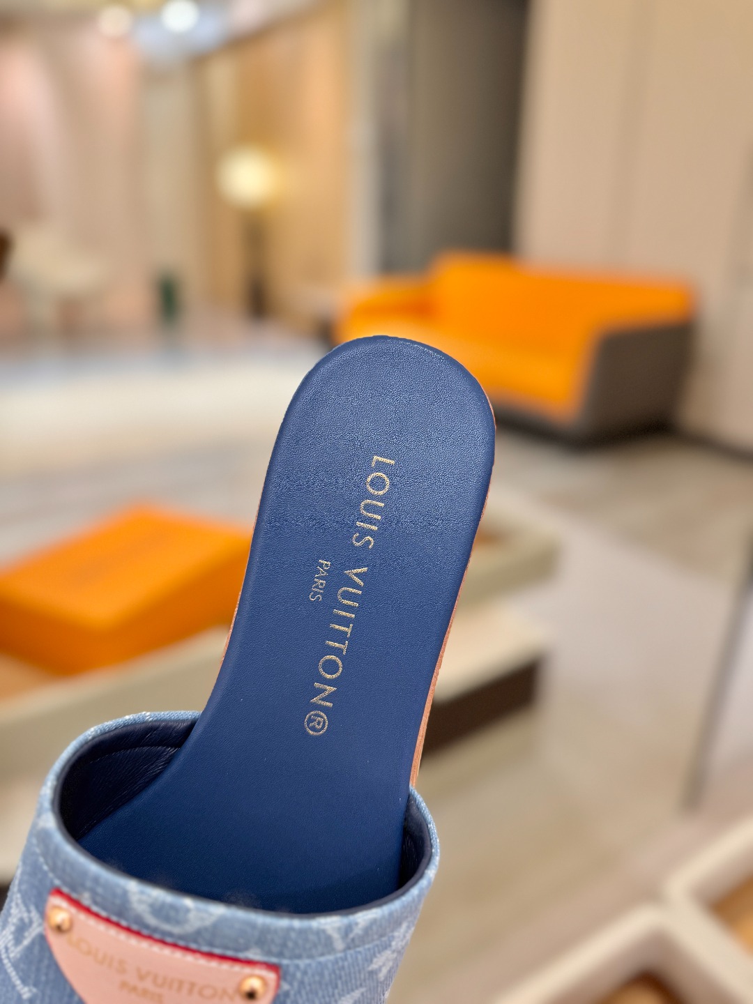 路易威登 𝑳𝒐𝒖𝒊𝒔 𝑽𝒖𝒊𝒕𝒕𝒐𝒏本款 LV Isola 平底凉拖采用柔软牛皮革，令宽幅鞋面呈现 LV