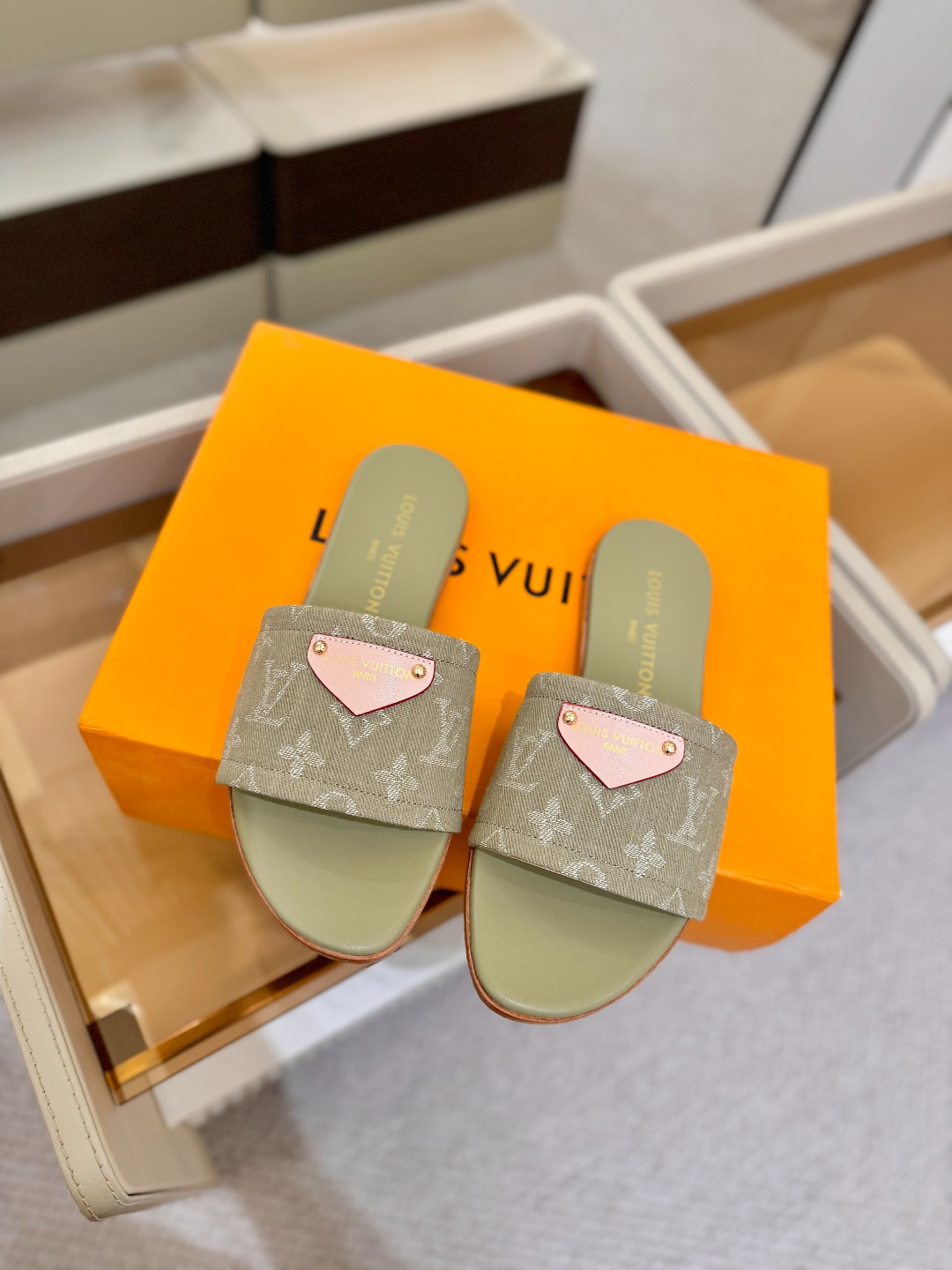 路易威登 𝑳𝒐𝒖𝒊𝒔 𝑽𝒖𝒊𝒕𝒕𝒐𝒏本款 LV Isola 平底凉拖采用柔软牛皮革，令宽幅鞋面呈现 LV