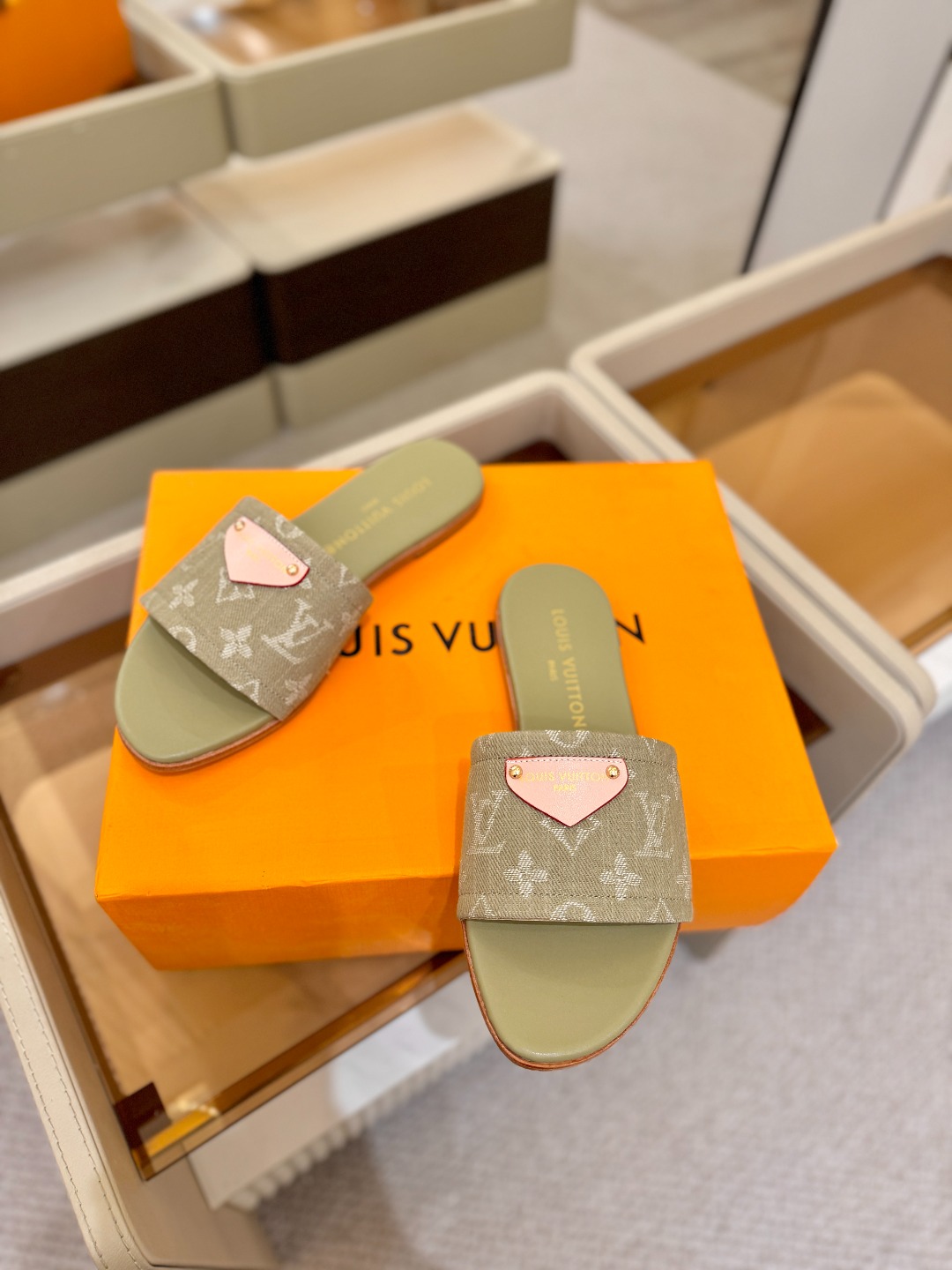 路易威登 𝑳𝒐𝒖𝒊𝒔 𝑽𝒖𝒊𝒕𝒕𝒐𝒏本款 LV Isola 平底凉拖采用柔软牛皮革，令宽幅鞋面呈现 LV