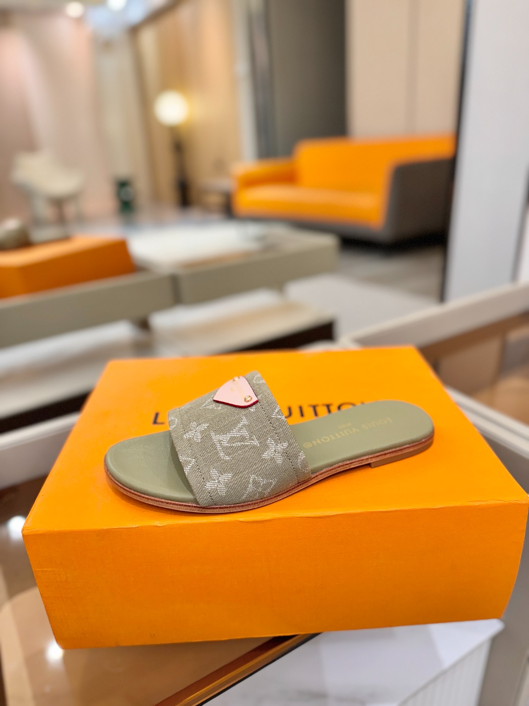 路易威登 𝑳𝒐𝒖𝒊𝒔 𝑽𝒖𝒊𝒕𝒕𝒐𝒏本款 LV Isola 平底凉拖采用柔软牛皮革，令宽幅鞋面呈现 LV