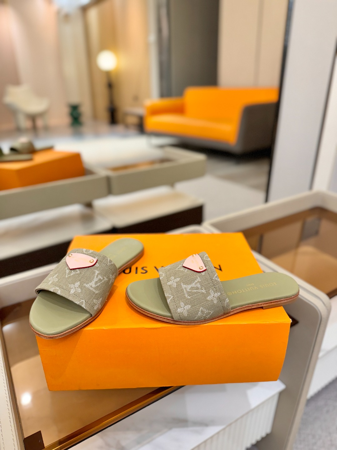 路易威登 𝑳𝒐𝒖𝒊𝒔 𝑽𝒖𝒊𝒕𝒕𝒐𝒏本款 LV Isola 平底凉拖采用柔软牛皮革，令宽幅鞋面呈现 LV
