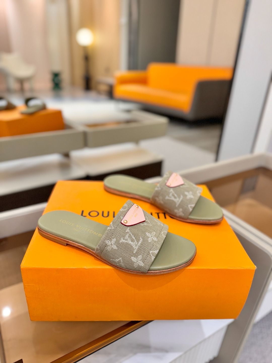 路易威登 𝑳𝒐𝒖𝒊𝒔 𝑽𝒖𝒊𝒕𝒕𝒐𝒏本款 LV Isola 平底凉拖采用柔软牛皮革，令宽幅鞋面呈现 LV