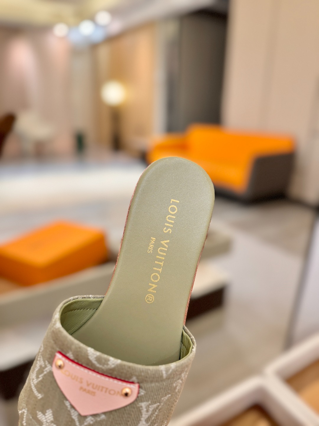 路易威登 𝑳𝒐𝒖𝒊𝒔 𝑽𝒖𝒊𝒕𝒕𝒐𝒏本款 LV Isola 平底凉拖采用柔软牛皮革，令宽幅鞋面呈现 LV