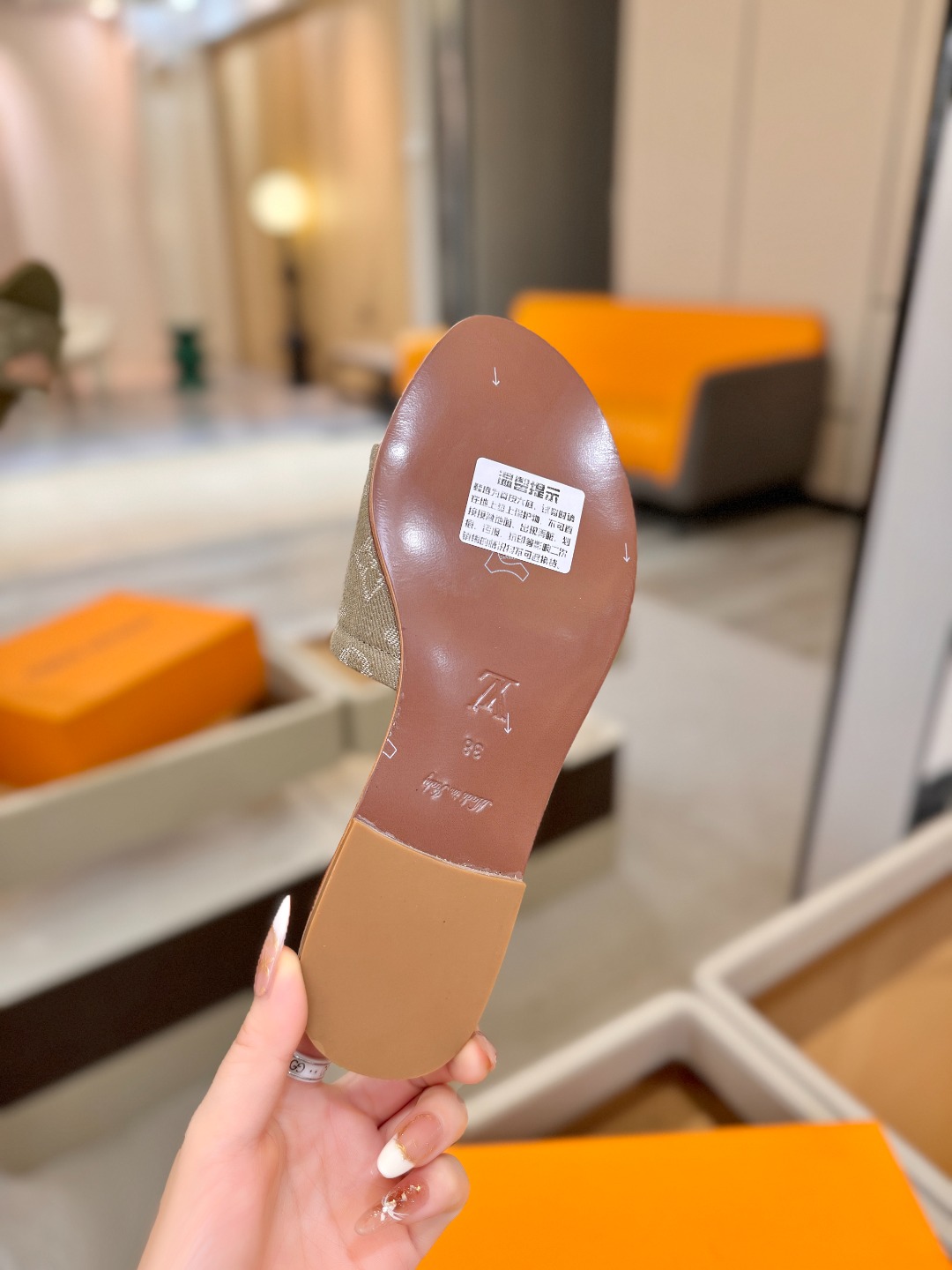 路易威登 𝑳𝒐𝒖𝒊𝒔 𝑽𝒖𝒊𝒕𝒕𝒐𝒏本款 LV Isola 平底凉拖采用柔软牛皮革，令宽幅鞋面呈现 LV