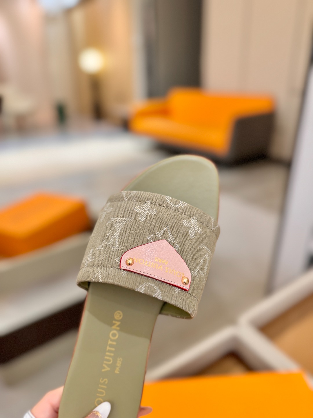 路易威登 𝑳𝒐𝒖𝒊𝒔 𝑽𝒖𝒊𝒕𝒕𝒐𝒏本款 LV Isola 平底凉拖采用柔软牛皮革，令宽幅鞋面呈现 LV