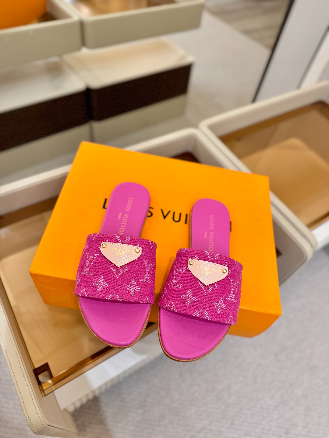 路易威登 𝑳𝒐𝒖𝒊𝒔 𝑽𝒖𝒊𝒕𝒕𝒐𝒏本款 LV Isola 平底凉拖采用柔软牛皮革，令宽幅鞋面呈现 LV