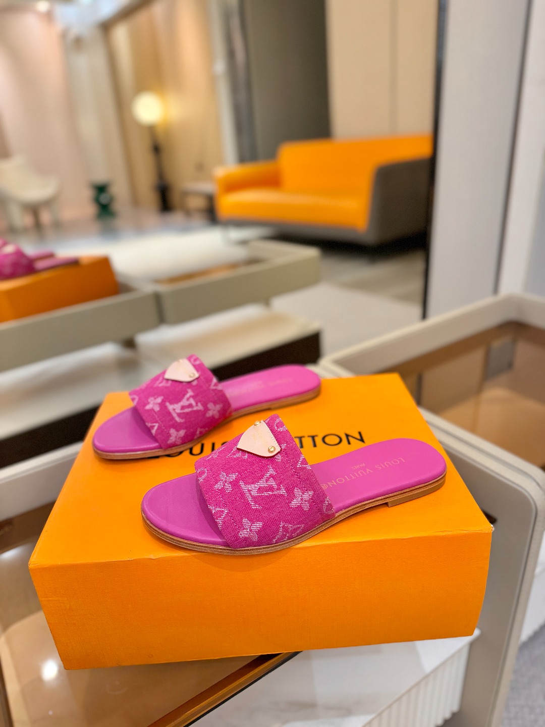 路易威登 𝑳𝒐𝒖𝒊𝒔 𝑽𝒖𝒊𝒕𝒕𝒐𝒏本款 LV Isola 平底凉拖采用柔软牛皮革，令宽幅鞋面呈现 LV