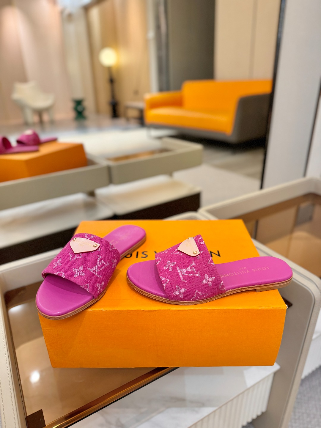 路易威登 𝑳𝒐𝒖𝒊𝒔 𝑽𝒖𝒊𝒕𝒕𝒐𝒏本款 LV Isola 平底凉拖采用柔软牛皮革，令宽幅鞋面呈现 LV