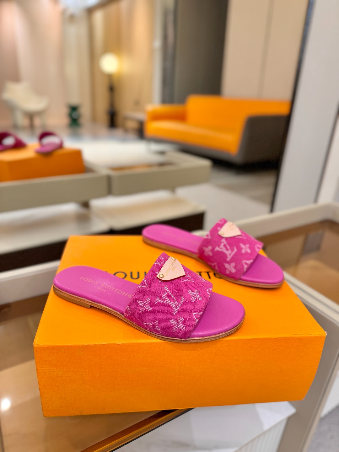 路易威登 𝑳𝒐𝒖𝒊𝒔 𝑽𝒖𝒊𝒕𝒕𝒐𝒏本款 LV Isola 平底凉拖采用柔软牛皮革，令宽幅鞋面呈现 LV