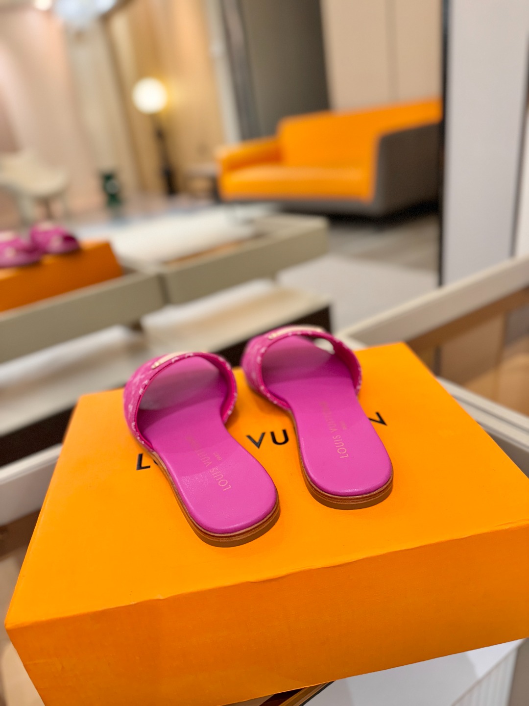 路易威登 𝑳𝒐𝒖𝒊𝒔 𝑽𝒖𝒊𝒕𝒕𝒐𝒏本款 LV Isola 平底凉拖采用柔软牛皮革，令宽幅鞋面呈现 LV