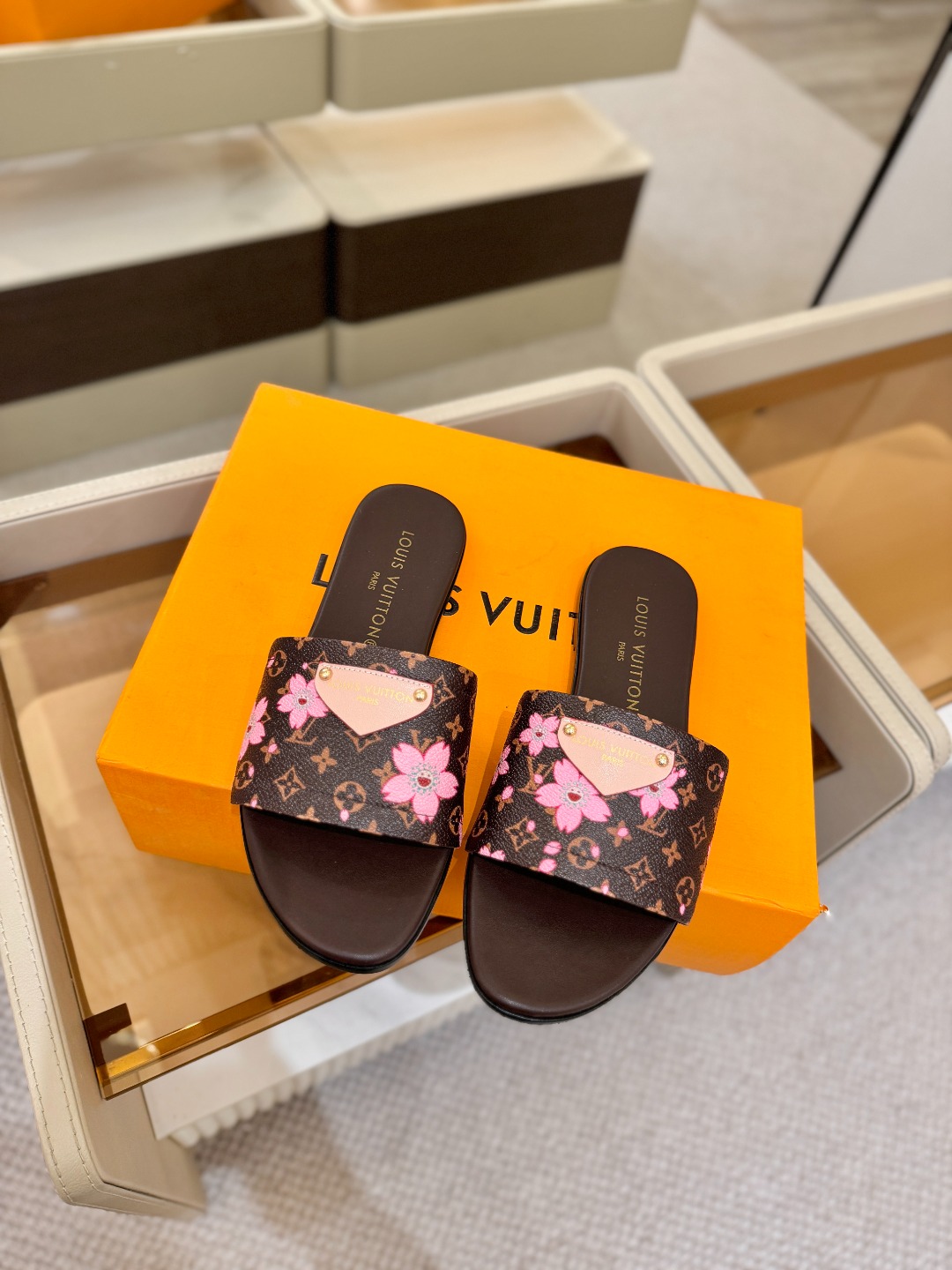 路易威登 𝑳𝒐𝒖𝒊𝒔 𝑽𝒖𝒊𝒕𝒕𝒐𝒏本款 LV Isola 平底凉拖采用柔软牛皮革，令宽幅鞋面呈现 LV