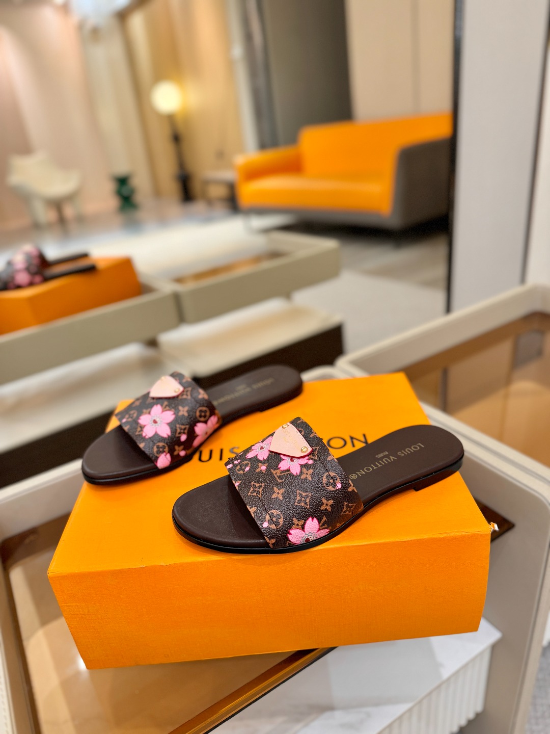 路易威登 𝑳𝒐𝒖𝒊𝒔 𝑽𝒖𝒊𝒕𝒕𝒐𝒏本款 LV Isola 平底凉拖采用柔软牛皮革，令宽幅鞋面呈现 LV