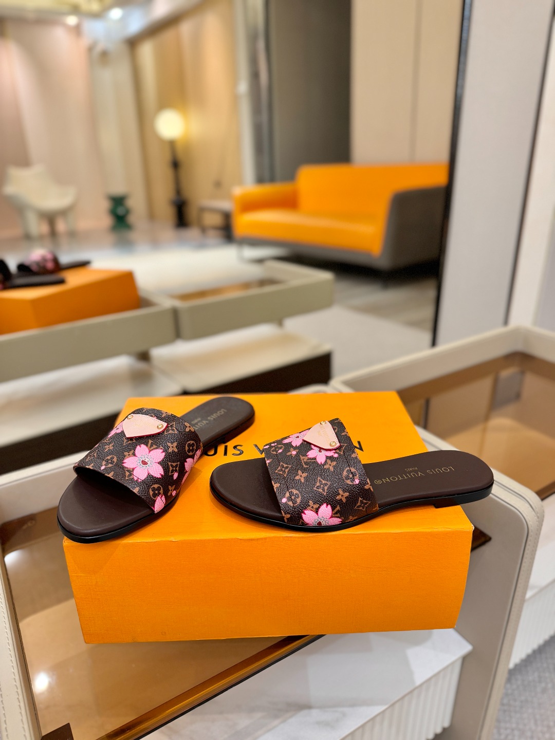 路易威登 𝑳𝒐𝒖𝒊𝒔 𝑽𝒖𝒊𝒕𝒕𝒐𝒏本款 LV Isola 平底凉拖采用柔软牛皮革，令宽幅鞋面呈现 LV