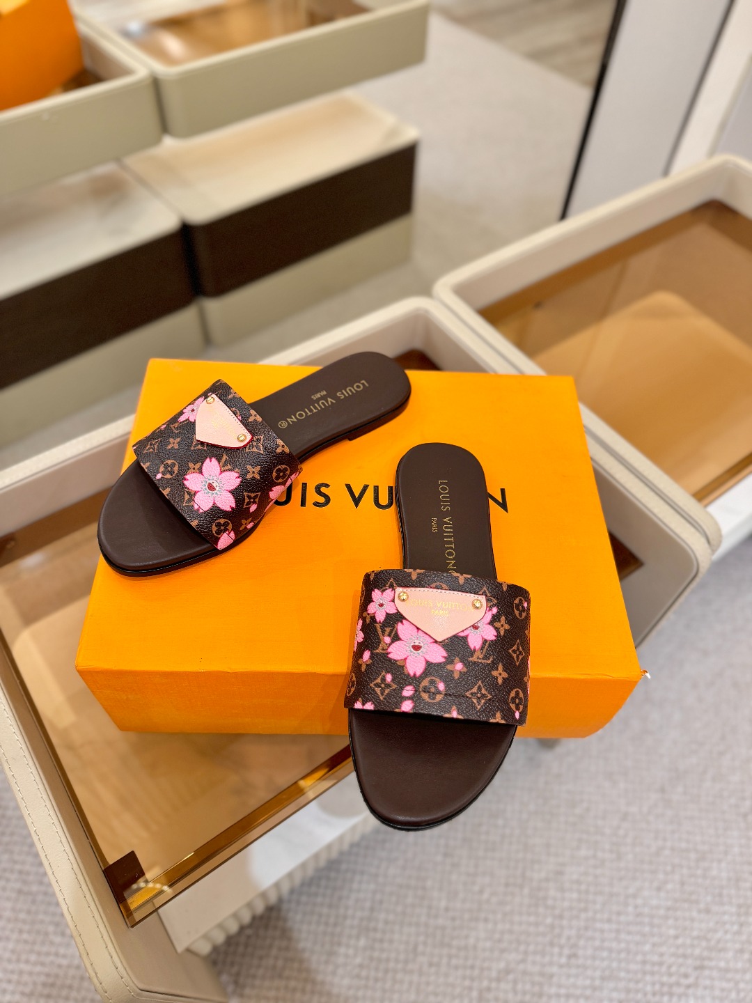 路易威登 𝑳𝒐𝒖𝒊𝒔 𝑽𝒖𝒊𝒕𝒕𝒐𝒏本款 LV Isola 平底凉拖采用柔软牛皮革，令宽幅鞋面呈现 LV