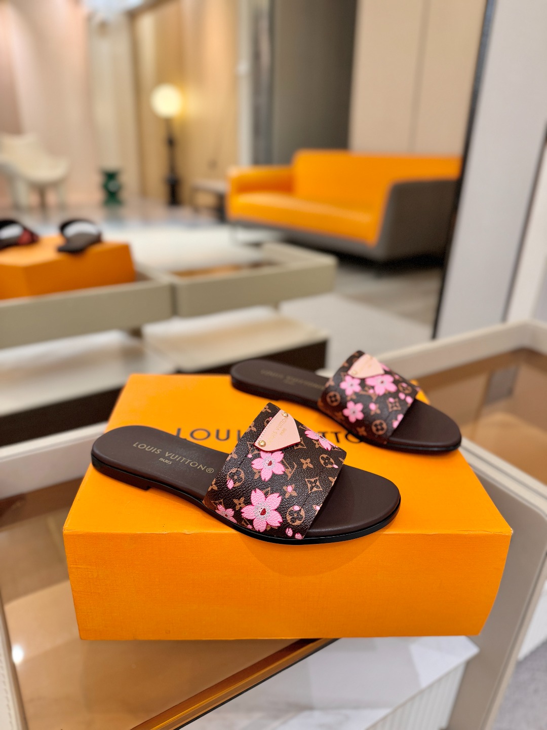 路易威登 𝑳𝒐𝒖𝒊𝒔 𝑽𝒖𝒊𝒕𝒕𝒐𝒏本款 LV Isola 平底凉拖采用柔软牛皮革，令宽幅鞋面呈现 LV