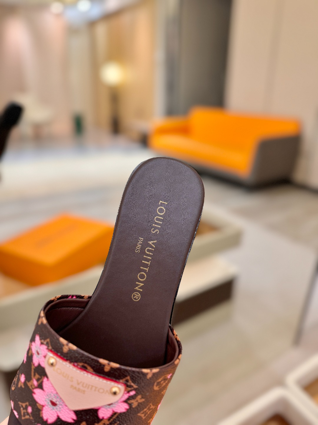 路易威登 𝑳𝒐𝒖𝒊𝒔 𝑽𝒖𝒊𝒕𝒕𝒐𝒏本款 LV Isola 平底凉拖采用柔软牛皮革，令宽幅鞋面呈现 LV