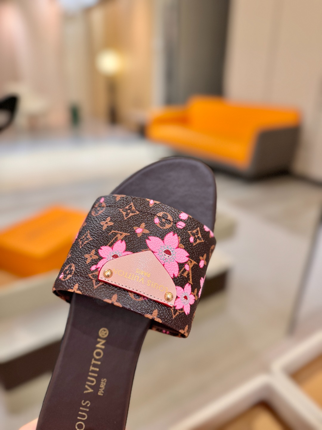 路易威登 𝑳𝒐𝒖𝒊𝒔 𝑽𝒖𝒊𝒕𝒕𝒐𝒏本款 LV Isola 平底凉拖采用柔软牛皮革，令宽幅鞋面呈现 LV