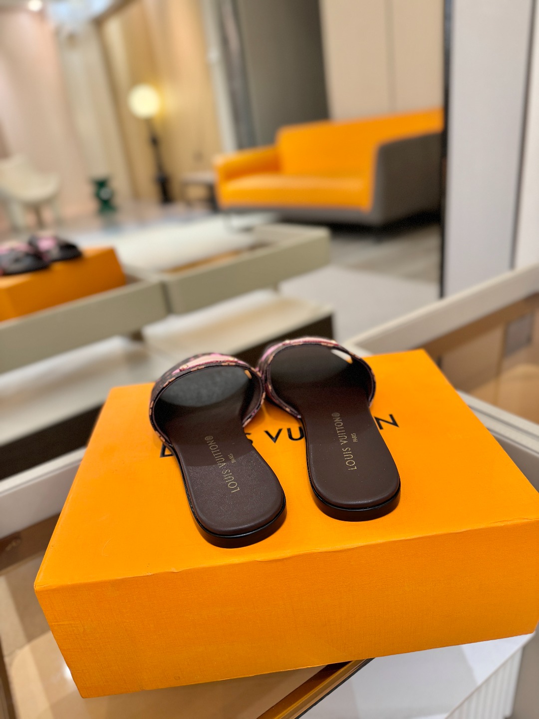 路易威登 𝑳𝒐𝒖𝒊𝒔 𝑽𝒖𝒊𝒕𝒕𝒐𝒏本款 LV Isola 平底凉拖采用柔软牛皮革，令宽幅鞋面呈现 LV