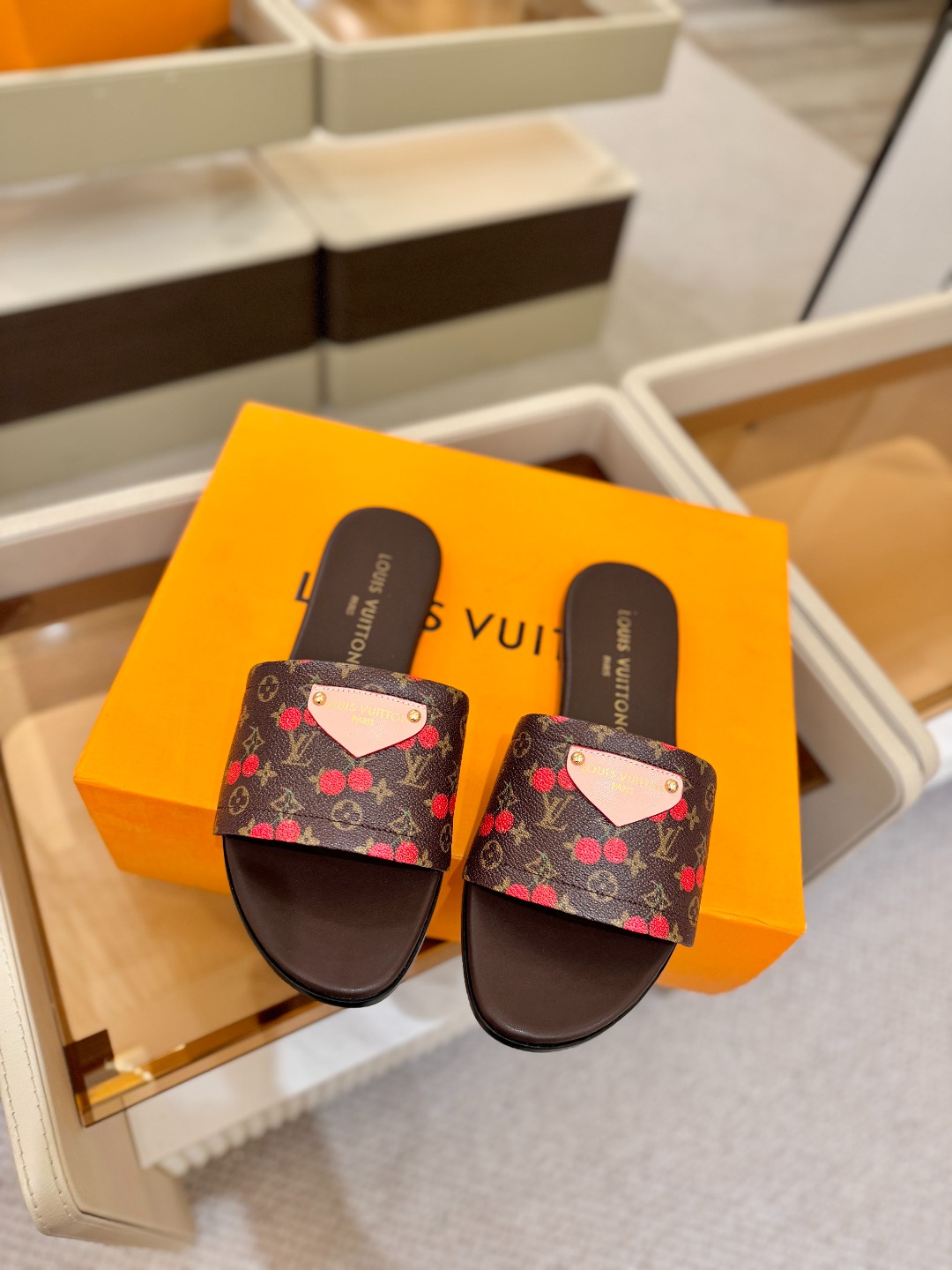 路易威登 𝑳𝒐𝒖𝒊𝒔 𝑽𝒖𝒊𝒕𝒕𝒐𝒏本款 LV Isola 平底凉拖采用柔软牛皮革，令宽幅鞋面呈现 LV