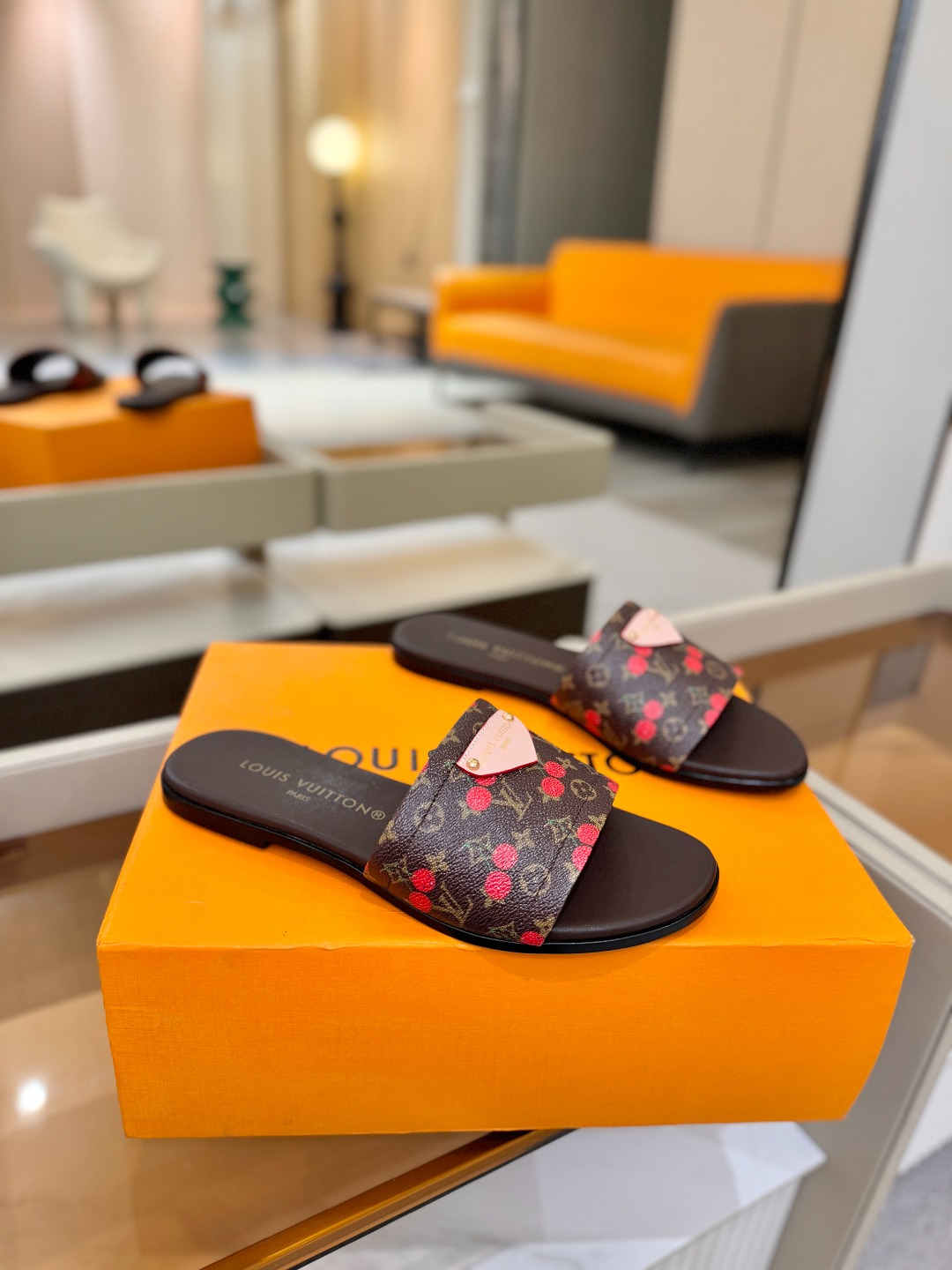 路易威登 𝑳𝒐𝒖𝒊𝒔 𝑽𝒖𝒊𝒕𝒕𝒐𝒏本款 LV Isola 平底凉拖采用柔软牛皮革，令宽幅鞋面呈现 LV