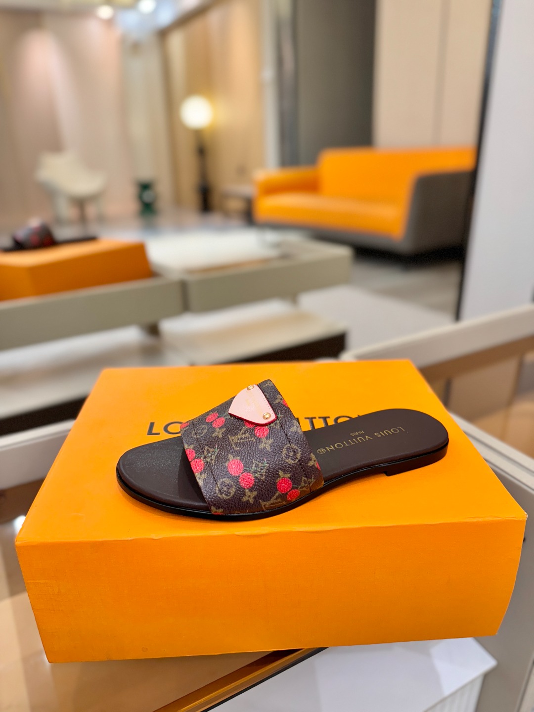 路易威登 𝑳𝒐𝒖𝒊𝒔 𝑽𝒖𝒊𝒕𝒕𝒐𝒏本款 LV Isola 平底凉拖采用柔软牛皮革，令宽幅鞋面呈现 LV