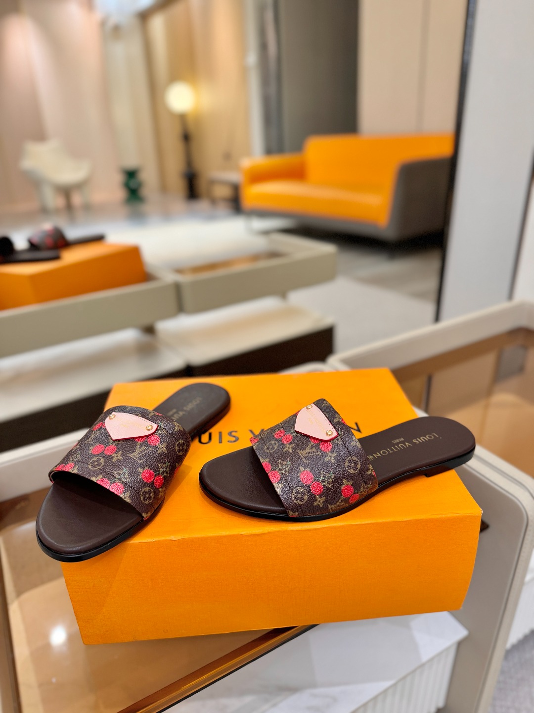 路易威登 𝑳𝒐𝒖𝒊𝒔 𝑽𝒖𝒊𝒕𝒕𝒐𝒏本款 LV Isola 平底凉拖采用柔软牛皮革，令宽幅鞋面呈现 LV