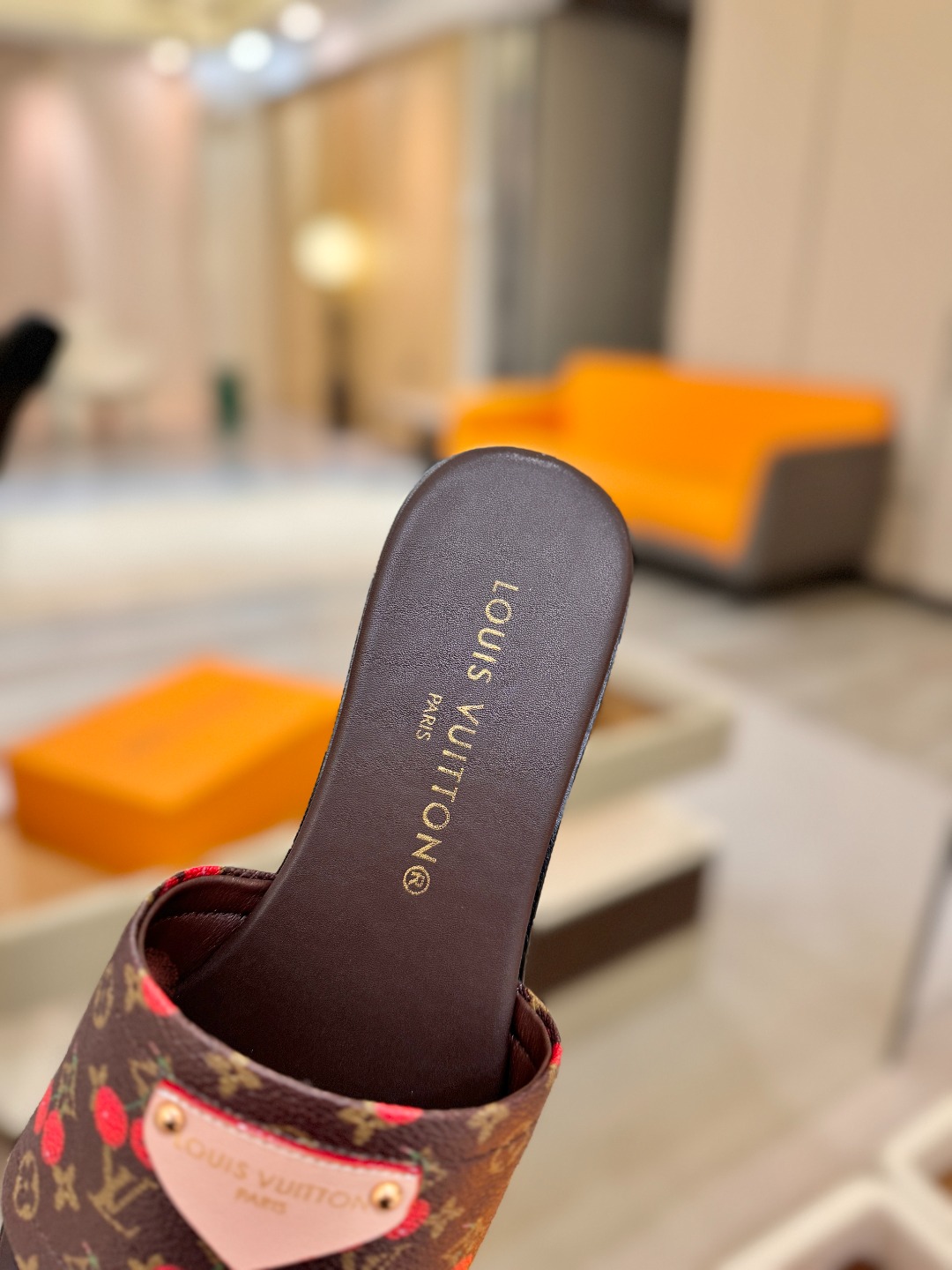 路易威登 𝑳𝒐𝒖𝒊𝒔 𝑽𝒖𝒊𝒕𝒕𝒐𝒏本款 LV Isola 平底凉拖采用柔软牛皮革，令宽幅鞋面呈现 LV