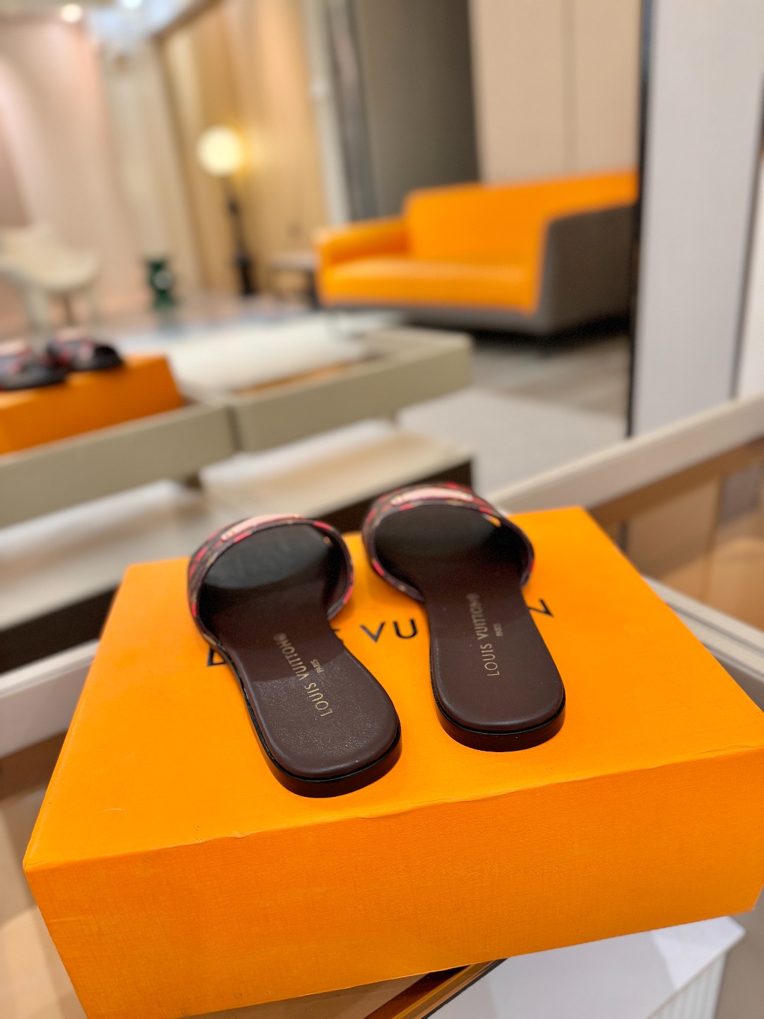 路易威登 𝑳𝒐𝒖𝒊𝒔 𝑽𝒖𝒊𝒕𝒕𝒐𝒏本款 LV Isola 平底凉拖采用柔软牛皮革，令宽幅鞋面呈现 LV