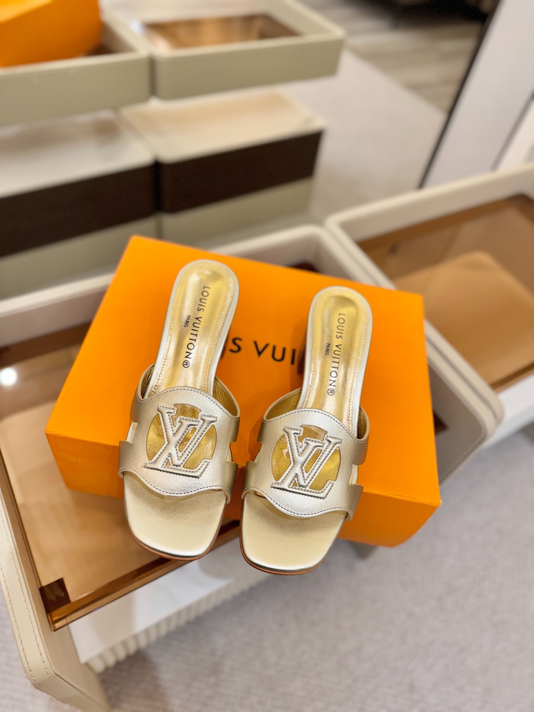 L✔️家 春夏款专柜走秀官网系列、同步更新、完美楦型、再现经典、工艺及其复杂、走路不累脚、不挑人、上脚大