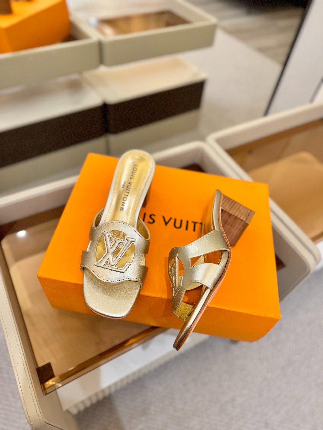 L✔️家 春夏款专柜走秀官网系列、同步更新、完美楦型、再现经典、工艺及其复杂、走路不累脚、不挑人、上脚大