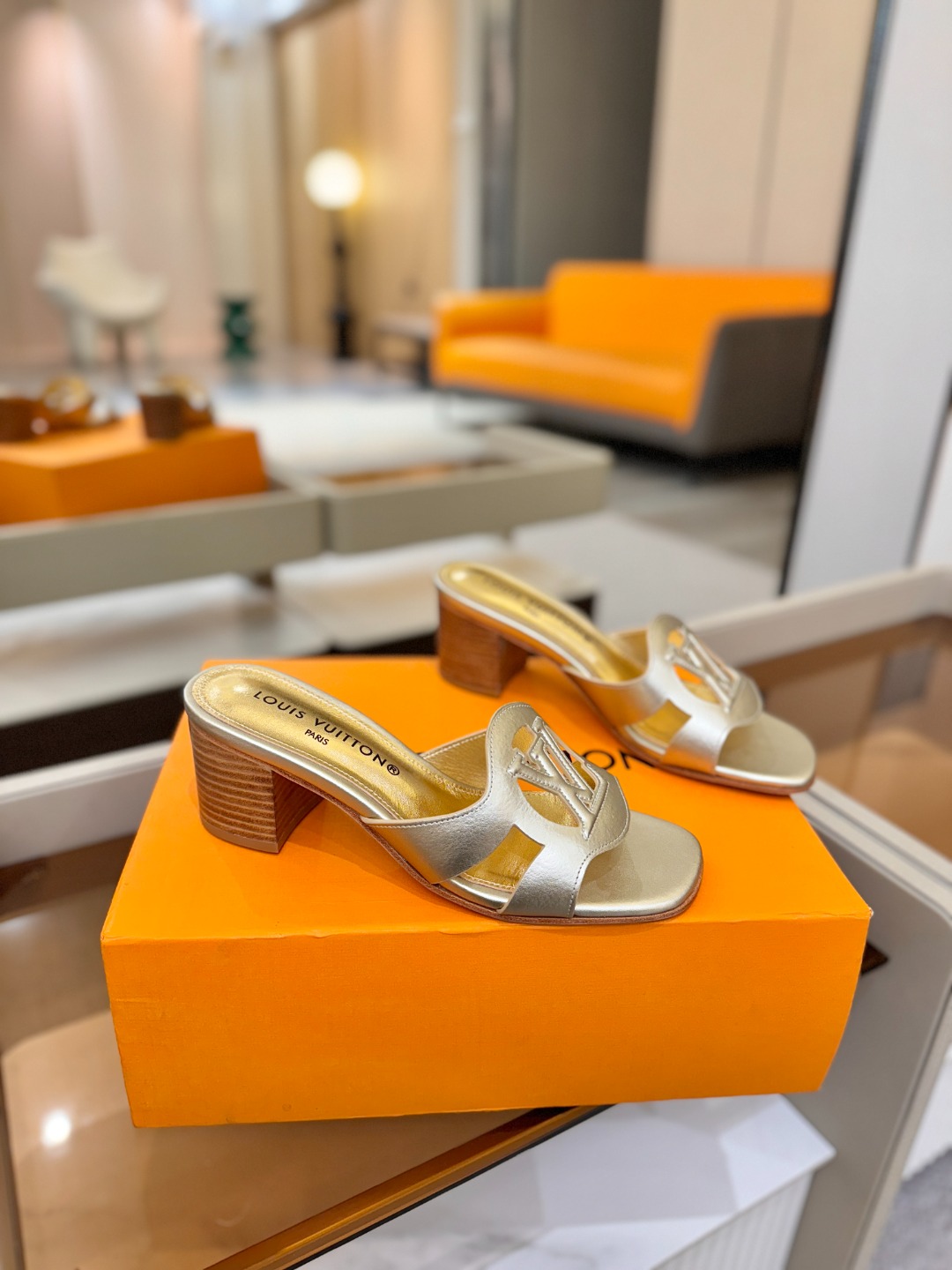 L✔️家 春夏款专柜走秀官网系列、同步更新、完美楦型、再现经典、工艺及其复杂、走路不累脚、不挑人、上脚大