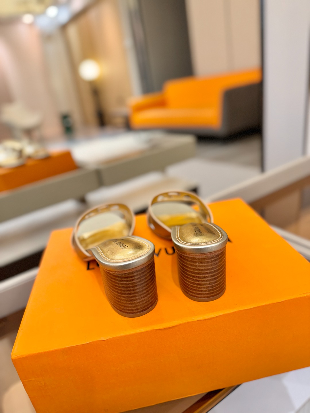 L✔️家 春夏款专柜走秀官网系列、同步更新、完美楦型、再现经典、工艺及其复杂、走路不累脚、不挑人、上脚大