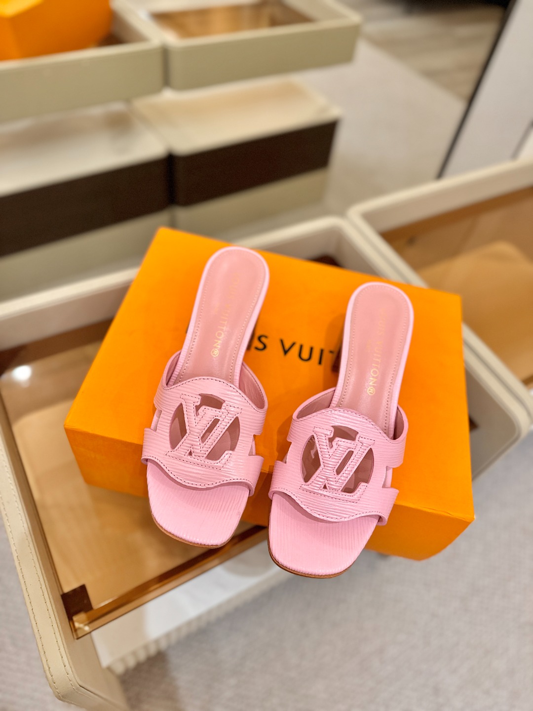 L✔️家 春夏款专柜走秀官网系列、同步更新、完美楦型、再现经典、工艺及其复杂、走路不累脚、不挑人、上脚大