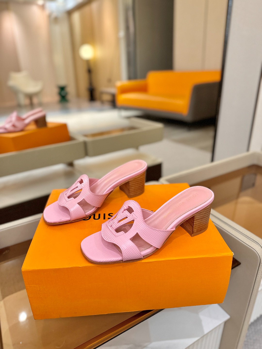 L✔️家 春夏款专柜走秀官网系列、同步更新、完美楦型、再现经典、工艺及其复杂、走路不累脚、不挑人、上脚大