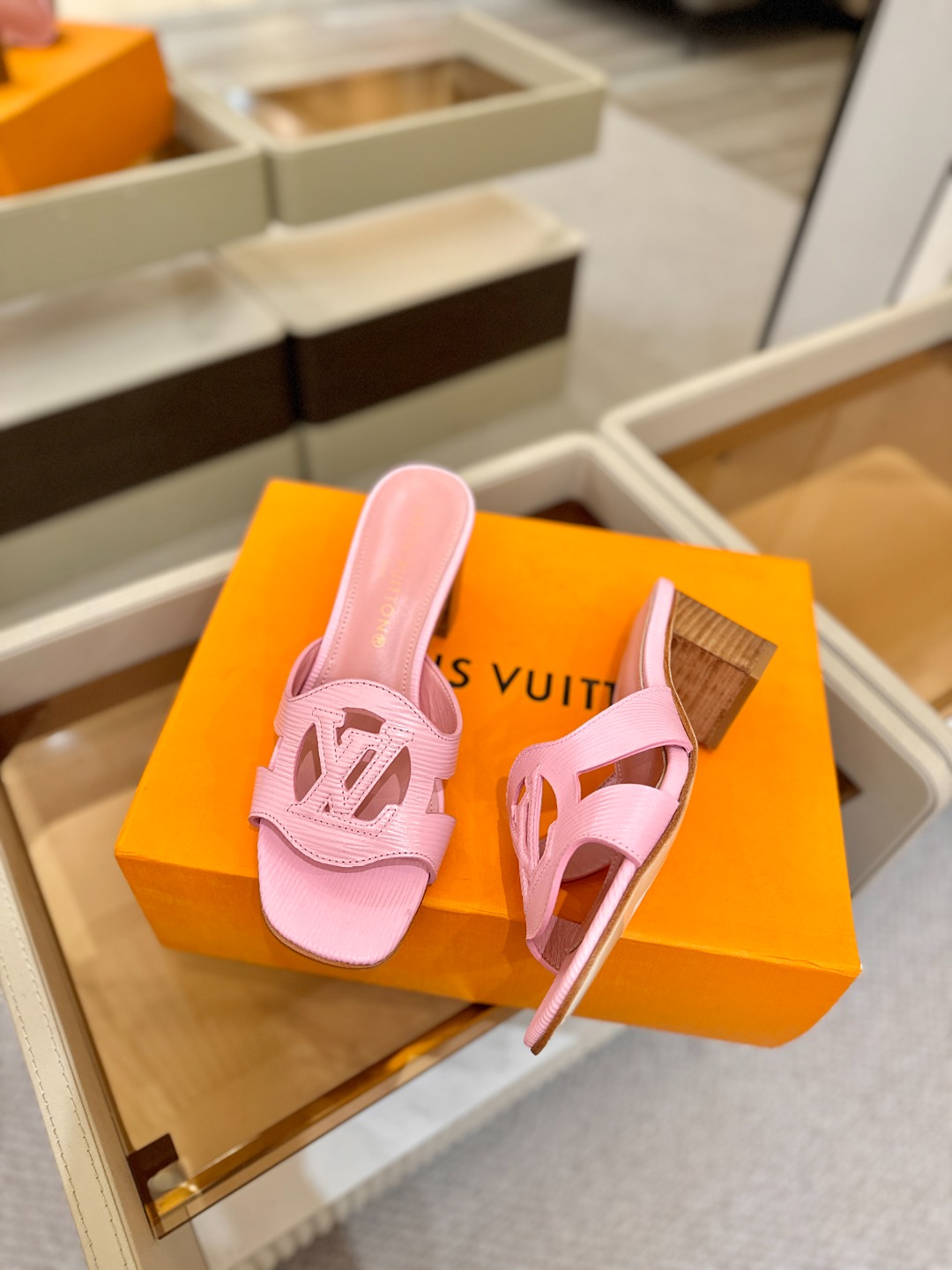 L✔️家 春夏款专柜走秀官网系列、同步更新、完美楦型、再现经典、工艺及其复杂、走路不累脚、不挑人、上脚大