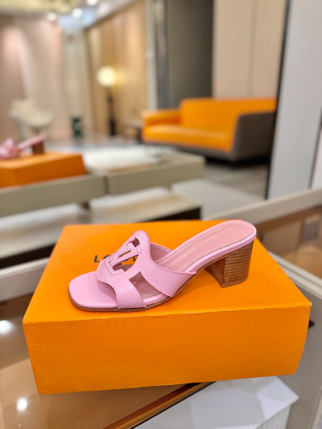 L✔️家 春夏款专柜走秀官网系列、同步更新、完美楦型、再现经典、工艺及其复杂、走路不累脚、不挑人、上脚大