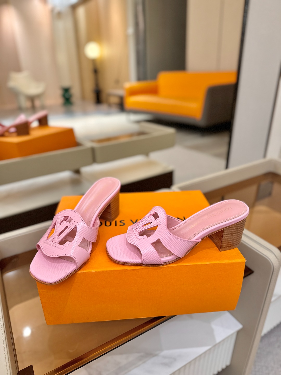 L✔️家 春夏款专柜走秀官网系列、同步更新、完美楦型、再现经典、工艺及其复杂、走路不累脚、不挑人、上脚大