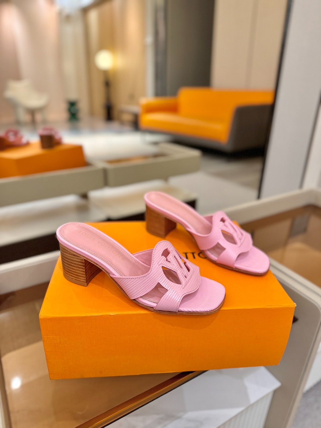 L✔️家 春夏款专柜走秀官网系列、同步更新、完美楦型、再现经典、工艺及其复杂、走路不累脚、不挑人、上脚大