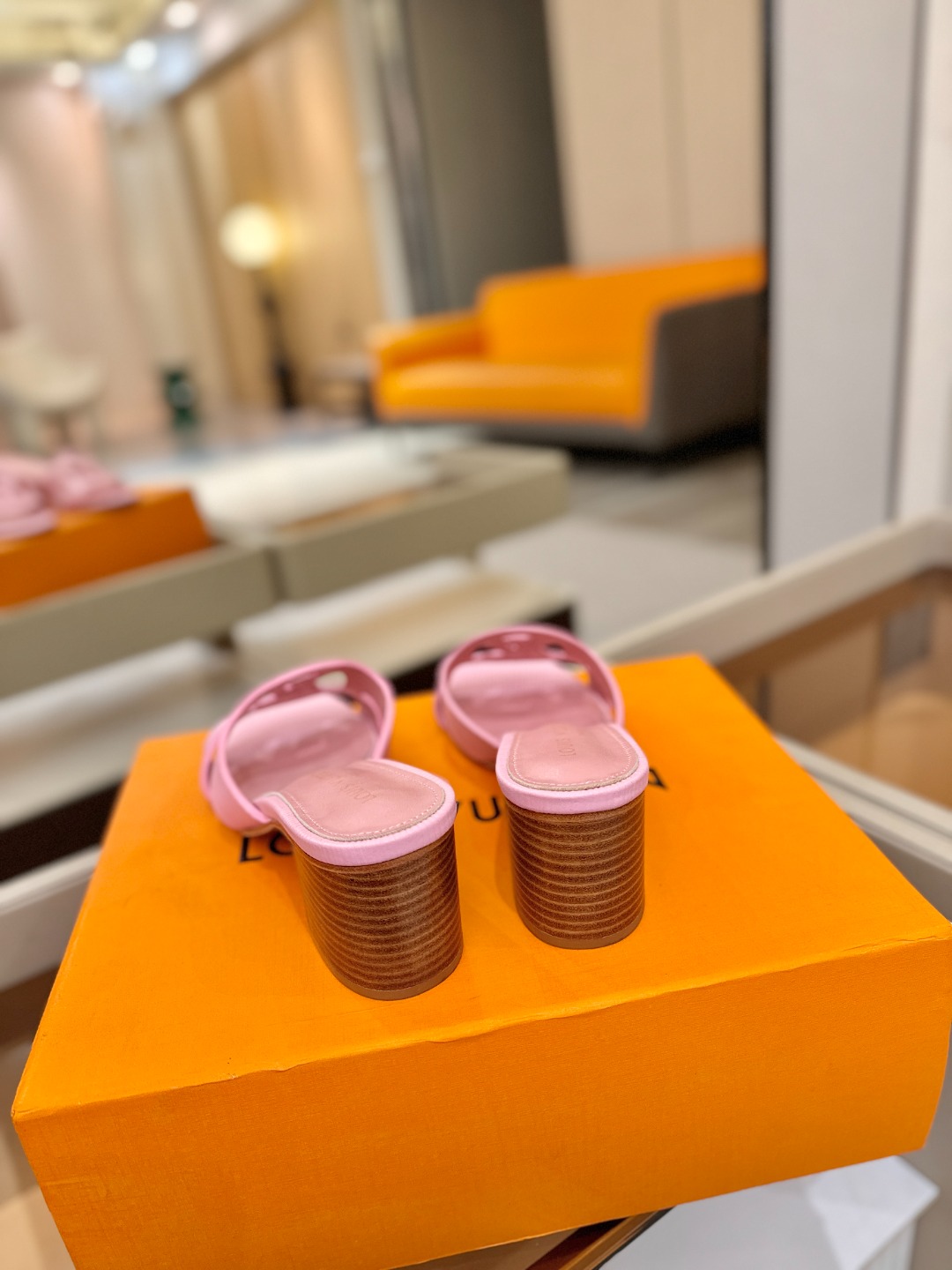 L✔️家 春夏款专柜走秀官网系列、同步更新、完美楦型、再现经典、工艺及其复杂、走路不累脚、不挑人、上脚大