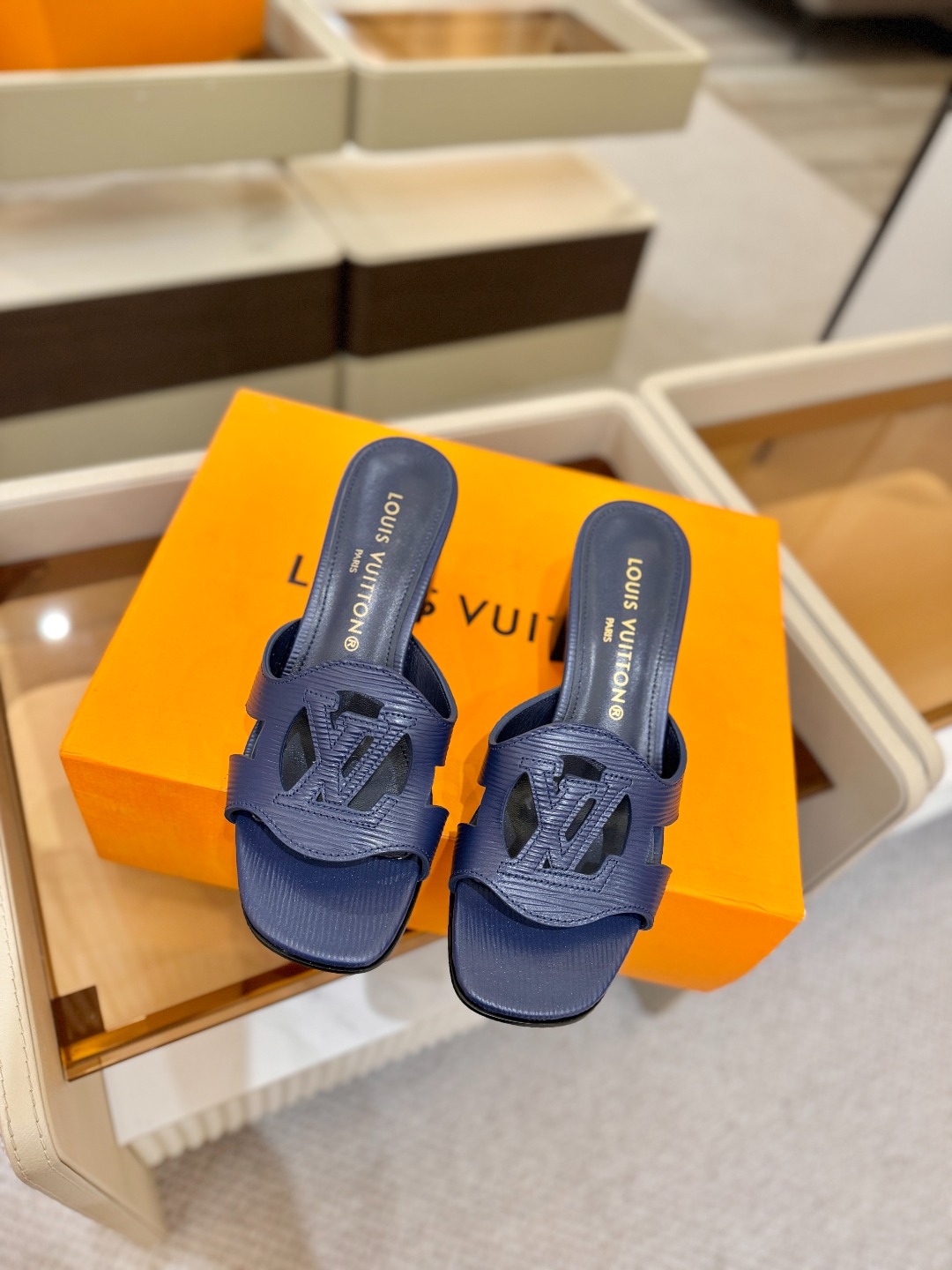 L✔️家 春夏款专柜走秀官网系列、同步更新、完美楦型、再现经典、工艺及其复杂、走路不累脚、不挑人、上脚大