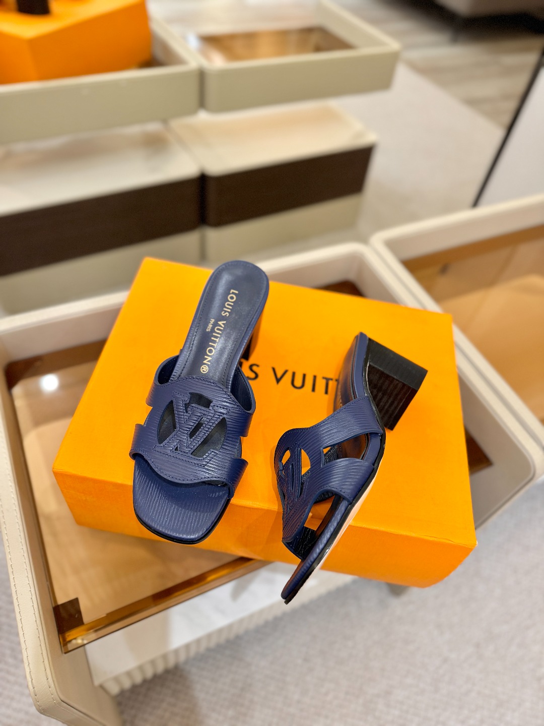 L✔️家 春夏款专柜走秀官网系列、同步更新、完美楦型、再现经典、工艺及其复杂、走路不累脚、不挑人、上脚大